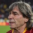 Bruno ContiNato a  (Nettuno, 13 marzo 1955) &egrave; un dirigente sportivo, allenatore di calcio ed ex calciatore italiano, di ruolo attaccante, coordinatore del settore giovanile della Roma.Campione del mondo con la nazionale italiana nel 1982, ha legato il proprio nome a quello della Roma con cui disput&ograve; quasi tutta la carriera (eccetto due campionati con il Genoa in Serie B) tra il 1973 e il 1991, indossando sempre la sua maglia numero sette. Difese i colori giallorossi per sedici campionati, segnando un totale di 47 reti. Insieme ad Ancelotti, Di Bartolomei, Falcao, Pruzzo e Tancredi, ha fatto parte del nucleo storico della squadra che nel 1982-1983 conquist&ograve; il secondo scudetto giallorosso e che nel 1983-1984 raggiunse la finale di Coppa dei Campioni: sempre con la casacca romanista ha vinto cinque Coppe Italia e, a livello giovanile, due Campionati e una Coppa Italia Primavera.Terminata la carriera agonistica, ha intrapreso quella dirigenziale entrando nei quadri della Roma, con responsabilit&agrave; prettamente sul settore giovanile giallorosso.BiografiaConti e il figlio Daniele nel 1991Conti &egrave; nativo di Nettuno, definita la citt&agrave; del baseball in quanto sede dell