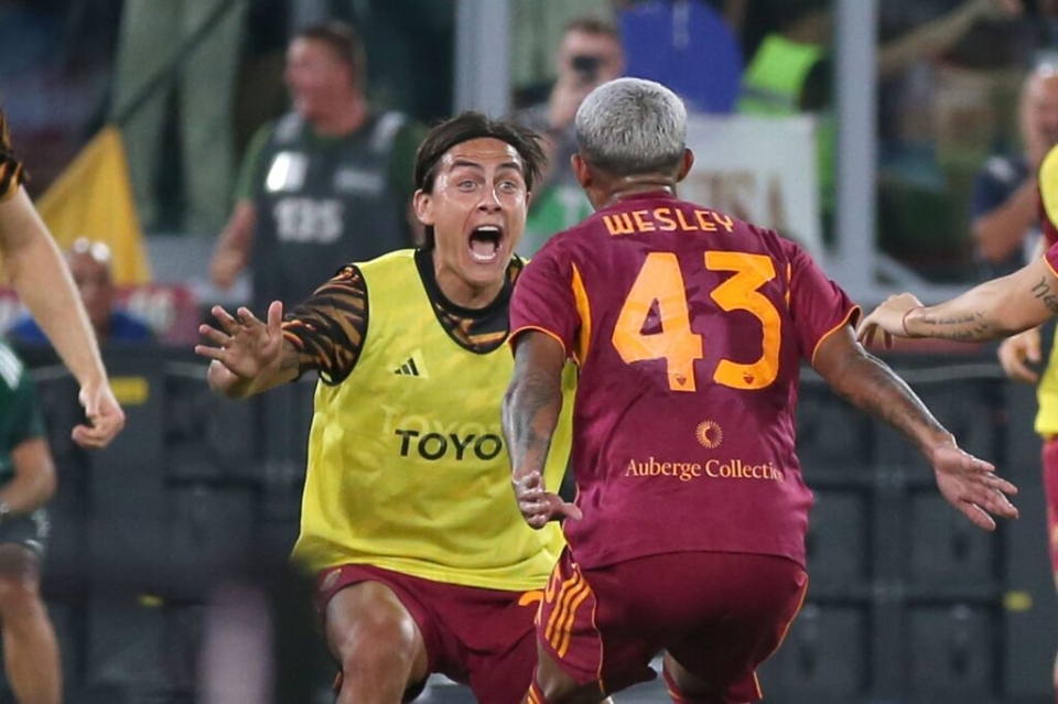 AS Roma: uno sguardo completo sulle ultime novit&agrave;1. Esordio convincente sotto la guida di GasperiniL&rsquo;avvio della nuova stagione &egrave; stato incoraggiante per la Roma. Sotto la guida dell&rsquo;allenatore Gian Piero Gasperini, i giallorossi hanno inaugurato il campionato con una vittoria per 1-0 contro il Bologna all&rsquo;OlimpicoLa prestazione in campo ha convinto: il mondo del calcio ha apprezzato la solidit&agrave; in campo e il buon pressing orchestrato dalla squadra2. Evan Ferguson: l&rsquo;opportunit&agrave; di una nuova stellaIl 20enne attaccante irlandese Evan Ferguson, in prestito dal Brighton, ha impressionato sin dal primo minuto: tre occasioni da gol create nel primo quarto d&rsquo;ora, dinamismo e qualit&agrave; tecnica lo hanno reso protagonista, sebbene non abbia segnato direttamente L&rsquo;allenatore Gasperini lo ha elogiato, sottolineando il suo potenziale e la sua progressiva crescita. Critici e tifosi lo hanno addirittura paragonato a Batistuta, un complimento non da poco.3. Mercato: trattative e scenari in evoluzioneKostas Tsimikas (Liverpool): la Roma avrebbe messo gli occhi sul terzino greco in uscita dai Reds. Il club vorrebbe portarlo a Roma con un prestito, possibilmente con opzione o obbligo di riscattoJadon Sancho (Manchester United): Gasperini ha lasciato aperta la possibilit&agrave; di un trasferimento per l&rsquo;esterno inglese, confermando l&rsquo;interesse in corsoWilson Odobert (Tottenham): emergerebbe un&rsquo;altra pista, meno battuta: la Roma starebbe valutando un prestito del giovane attaccante francese, alternativa a Sancho, anche se al momento la trattativa sembra pi&ugrave; remotaLorenzo Pellegrini: l&rsquo;attuale capitano potrebbe lasciare Trigoria. La societ&agrave; ha deciso di non rinnovare il suo contratto in scadenza nel 2026 e il suo mancato coinvolgimento nella preparazione &egrave; sintomo di un possibile addio. Il West Ham sembra interessato a rilevare il suo cartellino in un momento cruciale anche per le aspirazioni di convocazione in Nazionale