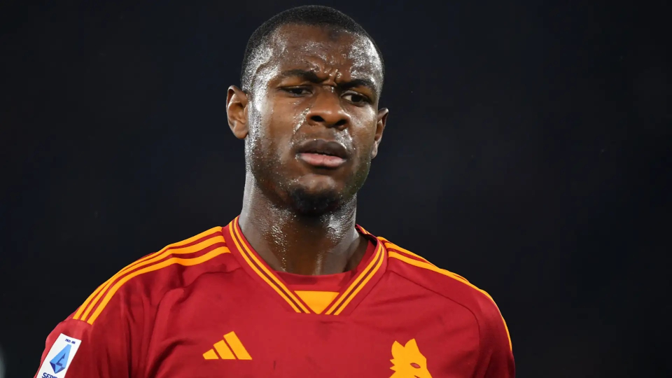 Roma su Haraldsson, ma servono 10 milioni di plusvalenze entro il 30 giugno: pu&ograve; partire NdickaIl nuovo direttore sportivo della Roma Frederic Massara ha rilasciato un&rsquo;intervista ai canali ufficiali del club giallorosso e ha parlato del suo ritorno nella societ&agrave; in cui ha gi&agrave; avuto due esperienze nel corso della sua carriera da dirigente: la prima da direttore sportivo tra l&rsquo;ottobre 2026 e il settembre 2017 e la seconda da segretario generale e in seguito nuovamente da ds tra il giugno 2018 e giugno 2019.LEGAME - "Tornare in questo club &egrave; motivo di grande orgoglio. Alla Roma ho vissuto momenti significativi della mia carriera legandomi alla citt&agrave; e alla tradizione della societ&agrave; ma al di l&agrave; del sentimento, non vedo l&rsquo;ora di iniziare la sfida sportiva che attende tutti noi" ha detto il dirigente, ricordando le sue due parentesi nella Capitale.AMBIZIONI - "I Friedkin? Ho trovato una famiglia molto determinata e passionale nel voler regalare gioie al pubblico romanista, nel voler conquistare trofei e sono veramente molto determinati e dovremo lavorare sodo per non disattendere queste ambizioni" ha proseguito Massara, sulla propriet&agrave; americana.RANIERI E GASP - Massara ritrova anche Ranieri, con cui aveva gi&agrave; lavorato nella sua seconda esperienza giallorossa: "Grande piacere ritrovare Ranieri, anche se in una nuova veste. &Egrave; un grande piacere poter lavorare con lui nuovamente. Gasperini? Abbiamo bisogno di un allenatore esigente e lui impersoner&agrave; questo spirito nella maniera migliore. I risultati che ha avuto sono stati straordinari e siamo convinti potr&agrave; dare una chiarissima identit&agrave; alla nostra squadra e portare quello spirito che cerchiamo tutti quanti".LA SQUADRA E GLI OBIETTIVI - "La rosa &egrave; di valore, come dimostrato nella seconda parte della stagione. Ci sono molti giocatori forti e siamo convinti di poter costruire una squadra ancora pi&ugrave; forte. Siamo tutti a conoscenza che ci sono paletti stringenti da rispettare con il fair-play finanziario. Lavoreremo per fare operazioni sostenibili ma comunque funzionali alla crescita della squadra. Ricercheremo giocatori utili, funzionari e forti per crescere in questi anni. Obiettivi? Sono molti anni che la Roma non gioca in Champions ed &egrave; un peccato ma non &egrave; il momento di fare proclami ma di lavorare, lavorare, lavorare" ha concluso Frederic Massara. Massara sta gi&agrave; pensando ai primi obiettivi sul mercato in entrata (LEGGI QUI), ma prima deve operare in uscita per sistemare il bilancio generando una decina di milioni di euro di plusvalenze entro fine giugno ed evitare cos&igrave; nuove limitazioni dalla Uefa per il Fair-Play Finanziario. In questo senso il Sunderland ha riscattato il centrocampista francese Enzo Le F&eacute;e e il Benfica ha fatto lo stesso con l