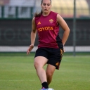 ROMA FEMMINILE &ndash; Ultime dal mondo giallorossoData: 11 settembre 2025Ritiro e preseasonLa Roma Femminile ha concluso la prima fase del ritiro estivo: allenamenti a Roma fino al 28 luglio, tempistica confermata, prima di trasferirsi a Dimaro Folgarida dal 29 luglio al 7 agosto. Calciomercato e confermeUfficiale il ritorno di Giulia Dragoni in prestito. Valentina Bergamaschi arriva come rinforzo. Katrine Veje &egrave; il nuovo innesto in difesa. Rinnovi: la portiera Lukasova ha esteso il contratto fino al 2029.Importanti amichevoli: vittoria contro il Como al Mezzana Sports Field. Poi sfide contro Milan (10 agosto) e Napoli (17 agosto).Partite &amp; competizioniEsordio convincente nella Serie A Women&rsquo;s Cup: Roma-Milan valevole per la seconda giornata del torneo. Il Tre Fontane ospiter&agrave; la gara, con un&rsquo;autentica giornata da tifosi. Impegno in Champions League: Roma ha battuto l&rsquo;Aktobe 2-0 nel secondo turno di qualificazione. Prossime sfide ufficiali: pronti altri match in Serie A e nelle coppe che determineranno le ambizioni stagionali. Dichiarazioni &amp; atmosferaRossettini (allenatrice) ha pi&ugrave; volte sottolineato che la rosa &egrave; &ldquo;ampia e di valore&rdquo; e che &ldquo;giocare in casa sar&agrave; uno stimolo forte per tutte&rdquo;. Le giocatrici parlano di adattarsi al nuovo stile di gioco, con entusiasmo verso le nuove arrivate e voglia di consolidare il lavoro dei mesi precedenti. ⚽ Stagione 2024-25: bilancio &amp; aspettativeNella stagione appena conclusa, la Roma Femminile ha terminato al terzo posto in Serie A. La Coppa Italia ha visto la squadra arrivare ai quarti di finale. Ha vinto la Supercoppa Femminile. In Champions League, l&rsquo;avventura &egrave; finita nella fase a gironi. Miglior marcatrice: Manuela Giugliano, con 12 gol in campionato, 16 considerando tutte le competizioni. 🔜 Cosa aspettarsiContinuo miglioramento nei prossimi match, specie nelle competizioni europee, dove ogni errore pu&ograve; costare caro.Attenzione alle defezioni per infortunio: Viens non &egrave; ancora disponibile per tutte le gare. Impatto delle nuove arrivate per dare profondit&agrave; alla rosa e permettere flessibilit&agrave; tattica a Rossettini.