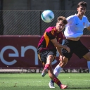 AS Roma Oggi &ndash; Edizione Speciale1. Rivoluzione tattica e mercato: novit&agrave; dalla dirigenzaKostas Tsimikas &egrave; ufficialmente un nuovo innesto per la difesa giallorossa: arriva con la formula del prestito per la stagione 2025-26 da Liverpool.Evan Ferguson, giovane talento irlandese, continua a impressionare: autore dell&rsquo;assist decisivo nella vittoria esterna per 1-0 sul campo del Pisa nonostante un momento personale delicato per la perdita del nonno.Calciomercato: tra sogni e strategie realiIn conferenze e interviste, l&rsquo;allenatore Gian Piero Gasperini ha sottolineato il buon lavoro sinergico con il nuovo direttore sportivo Frederic Massara, pur confermando l&rsquo;inasprimento delle regole di bilancio del club e dichiarando di guardare con interesse alla sessione invernale per ulteriori movimenti.Il talento Wesley &egrave; un rinforzo confermato per la rosa; il mercato estivo ha visto uscire con frustrazioni e difficolt&agrave;, ma ha portato elementi promettenti come Ferguson e lui stesso.Nessuna apertura sul fronte cessioni: il centrocampista Manu Kon&eacute; non &egrave; in vendita, smentito ogni contatto concreto con l&rsquo;Inter per un&rsquo;offerta di circa &euro;40 milioni.Tra le &laquo;alternative&raquo; monitorate c&rsquo;&egrave; Wilson Odobert: il Tottenham potrebbe considerare un suo prestito, ma il senso di tale interesse rimane incertoEmerging Stars: il futuro &egrave; gi&agrave; quiLorenzo Paratici, giovane attaccante classe 2009 proveniente dal settore giovanile di Sampdoria, ha messo in luce tutto il suo talento nella partita amichevole tra Roma e Roma City: tripletta personale in un secco 8-0 per i giallorossi.Paratici incanta, Tsimikas rinforzo di esperienzaLorenzo Paratici, il futuro che bussa gi&agrave; alla portaIl nome nuovo che sta facendo parlare Trigoria &egrave; quello di Lorenzo Paratici, attaccante classe 2009 arrivato in estate dal settore giovanile della Sampdoria.Nell&rsquo;ultima amichevole contro la Roma City, il giovane giallorosso ha messo in mostra tutte le sue qualit&agrave;: tripletta personale e applausi a scena aperta da parte di compagni e staff tecnico. Gasperini ha seguito con attenzione ogni suo movimento, e in casa Roma cresce la convinzione di avere tra le mani un talento su cui investire con decisione.Paratici incarna lo spirito della nuova Roma: giovane, affamato e con il desiderio di scrivere pagine importanti di storia giallorossa. Nonostante la giovanissima et&agrave;, la maturit&agrave; dimostrata in campo e la freddezza sotto porta fanno gi&agrave; sognare i tifosi.Kostas Tsimikas, esperienza internazionale per la difesaSul fronte opposto, la societ&agrave; ha puntato forte sull&rsquo;esperienza internazionale per consolidare la rosa. &Egrave; infatti ufficiale l&rsquo;arrivo di Kostas Tsimikas dal Liverpool, con la formula del prestito per la stagione 2025-26.Il terzino sinistro greco porta con s&eacute; il bagaglio delle competizioni europee e della Premier League. Con la sua corsa instancabile, la capacit&agrave; di spinta sulla fascia e un piede educato per i cross, Tsimikas rappresenta una risorsa preziosa per Gasperini, che lo potr&agrave; alternare a Spinazzola garantendo profondit&agrave; e qualit&agrave;.Il suo arrivo &egrave; stato accolto con entusiasmo dai tifosi: un colpo che unisce concretezza e ambizione, in linea con la nuova politica di mercato della Roma.