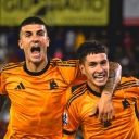 AS Roma, Cristante capitano: la nuova era pragmatica prende forma.Paratici brilla in Primavera, Dovbyk resta nel mirino di Gasperini, Ferguson continua a stupire. Ranieri avverte: "Serve vendere per rispettare il FFP".1. Bryan Cristante &egrave; il nuovo capitanoBryan Cristante &egrave; stato nominato nuovo capitano dell&rsquo;AS Roma. Con oltre 320 presenze con la maglia giallorossa, incarna affidabilit&agrave; e pragmatismo, elementi fondamentali per il progetto di Gasperini. La sua leadership, per&ograve;, ha suscitato opinioni contrastanti tra i tifosi, pi&ugrave; abituati a figure pi&ugrave; carismatiche e legate profondamente all&rsquo;identit&agrave; romanista.2. Paratici illumina il match d&rsquo;allenamentoIn una partita amichevole interna durante la sosta per le nazionali, il giovane Lorenzo Paratici (16 anni) ha segnato una tripletta, mettendo in mostra talento e versatilit&agrave;. Nato nella Primavera della Roma (ma ceduto in prestito dalla Sampdoria con diritto di riscatto), Paratici ha convinto Gasperini, che lo ha convocato per la squadra senior in assenza di alcuni titolari.3. Dovbyk resta &ndash; e pu&ograve; sorprenderciArtem Dovbyk, nonostante una stagione positiva con 17 gol, era stato messo sul mercato da Gasperini e Massara. Un possibile scambio con Milan &egrave; sfumato all&rsquo;ultimo. Tuttavia, secondo l&rsquo;analista Zach Lowy, Dovbyk ha le qualit&agrave; (potenza, gioco spalle alla porta) per diventare un punto di riferimento sotto la guida dell&rsquo;allenatore, se adeguatamente valorizzato tatticamente.4. Ranieri sul Fair-Play FinanziarioClaudio Ranieri ha lanciato un avvertimento significativo: la Roma non pu&ograve; permettersi ulteriori sanzioni legate al fair-play finanziario. Per rispettare i parametri UEFA, il club dovr&agrave; probabilmente vendere alcuni giocatori nei prossimi mesi.5. Ferguson continua a impressionareEvan Ferguson, non ancora a segno in campionato, si sta guadagnando ampi consensi. Assist e prova convincente hanno attirato elogi dall&rsquo;assistente allenatore dell&rsquo;Irlanda, che vede in lui un&rsquo;attaccante completo e adatto anche al contesto europeo pi&ugrave; fisico.