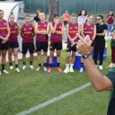 ROMA FEMMINILE &ndash; Ultime dal mondo giallorossoData: 11 settembre 2025Ritiro e preseasonLa Roma Femminile ha concluso la prima fase del ritiro estivo: allenamenti a Roma fino al 28 luglio, tempistica confermata, prima di trasferirsi a Dimaro Folgarida dal 29 luglio al 7 agosto. Calciomercato e confermeUfficiale il ritorno di Giulia Dragoni in prestito. Valentina Bergamaschi arriva come rinforzo. Katrine Veje &egrave; il nuovo innesto in difesa. Rinnovi: la portiera Lukasova ha esteso il contratto fino al 2029.Importanti amichevoli: vittoria contro il Como al Mezzana Sports Field. Poi sfide contro Milan (10 agosto) e Napoli (17 agosto).Partite &amp; competizioniEsordio convincente nella Serie A Women&rsquo;s Cup: Roma-Milan valevole per la seconda giornata del torneo. Il Tre Fontane ospiter&agrave; la gara, con un&rsquo;autentica giornata da tifosi. Impegno in Champions League: Roma ha battuto l&rsquo;Aktobe 2-0 nel secondo turno di qualificazione. Prossime sfide ufficiali: pronti altri match in Serie A e nelle coppe che determineranno le ambizioni stagionali. Dichiarazioni &amp; atmosferaRossettini (allenatrice) ha pi&ugrave; volte sottolineato che la rosa &egrave; &ldquo;ampia e di valore&rdquo; e che &ldquo;giocare in casa sar&agrave; uno stimolo forte per tutte&rdquo;. Le giocatrici parlano di adattarsi al nuovo stile di gioco, con entusiasmo verso le nuove arrivate e voglia di consolidare il lavoro dei mesi precedenti. ⚽ Stagione 2024-25: bilancio &amp; aspettativeNella stagione appena conclusa, la Roma Femminile ha terminato al terzo posto in Serie A. La Coppa Italia ha visto la squadra arrivare ai quarti di finale. Ha vinto la Supercoppa Femminile. In Champions League, l&rsquo;avventura &egrave; finita nella fase a gironi. Miglior marcatrice: Manuela Giugliano, con 12 gol in campionato, 16 considerando tutte le competizioni. 🔜 Cosa aspettarsiContinuo miglioramento nei prossimi match, specie nelle competizioni europee, dove ogni errore pu&ograve; costare caro.Attenzione alle defezioni per infortunio: Viens non &egrave; ancora disponibile per tutte le gare. Impatto delle nuove arrivate per dare profondit&agrave; alla rosa e permettere flessibilit&agrave; tattica a Rossettini.